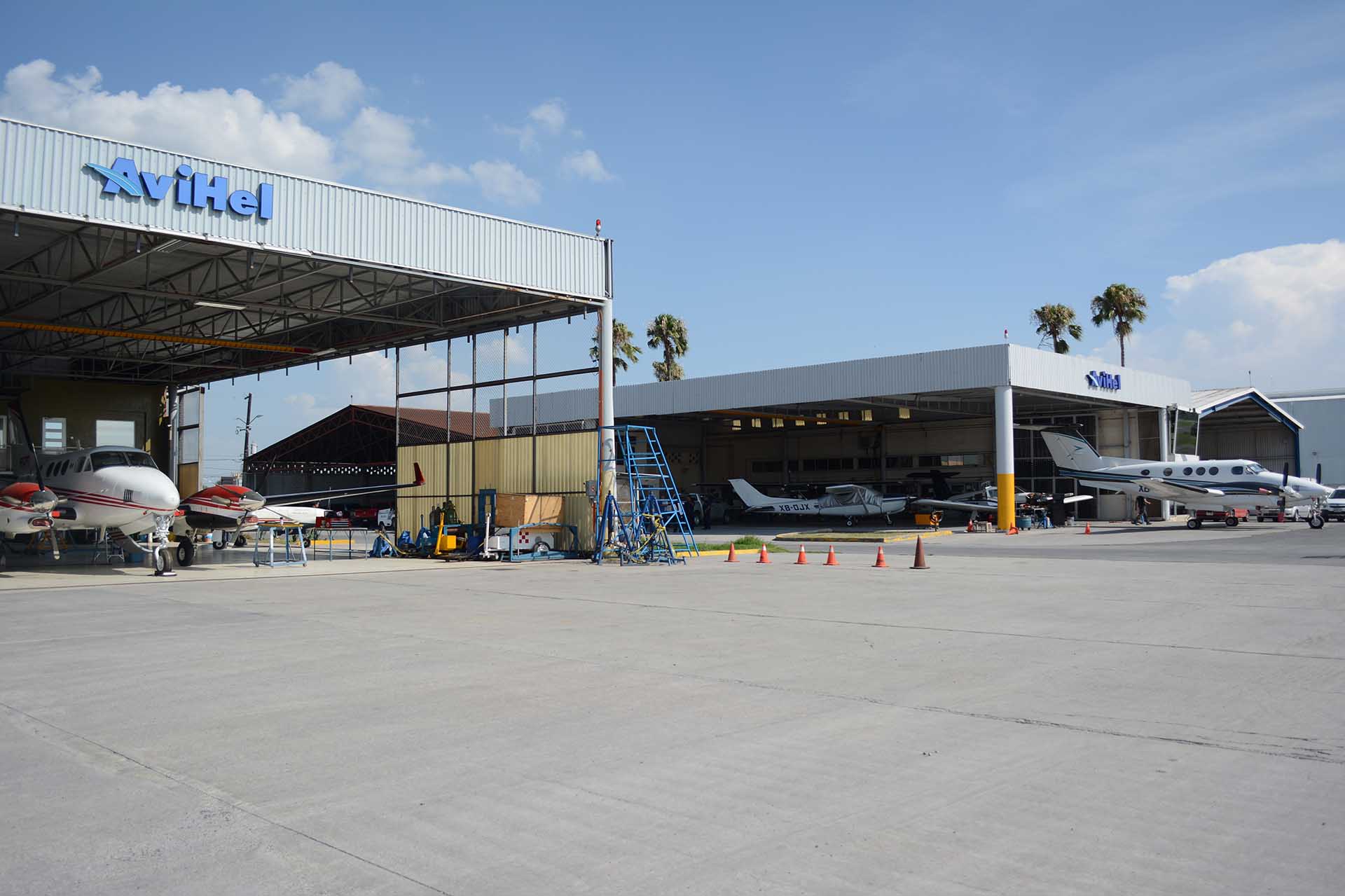 Hangares de AviHel en el Aeropuerto del Norte con aeronaves en plataforma